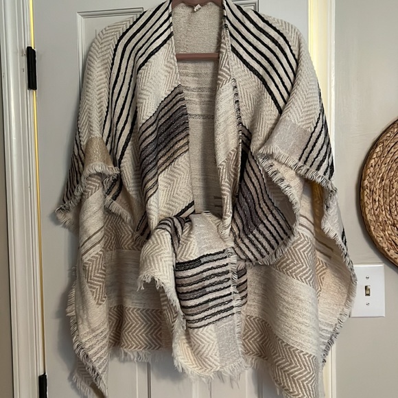 Michael Stars Shawl Poncho Wrap - Picture 6 of 10